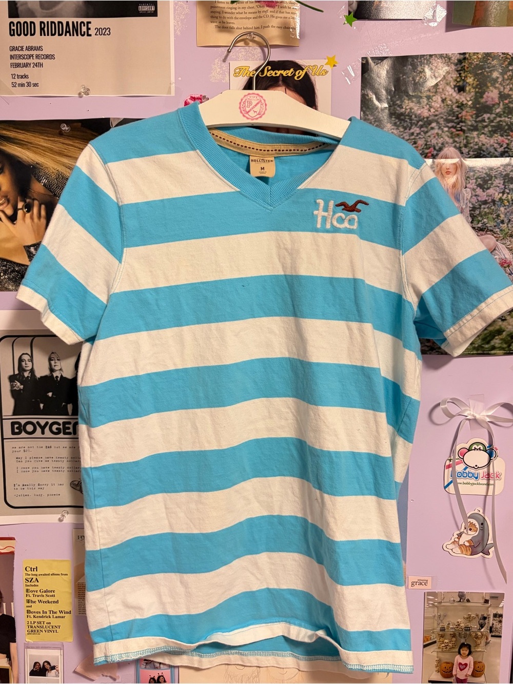 Hollister Blue & White Striped V-Neck Tee 🦅